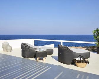 Infinite Blue Luxury Suites - Thera - Balcony