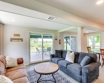 Granbury Home with Lake Views about 6 Mi to Boat Launch! - Granbury - Sala de estar