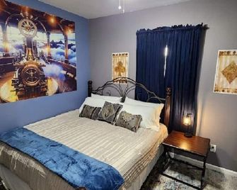 Steampunk Haven in the Heart of Tacoma! - Tacoma - Bedroom