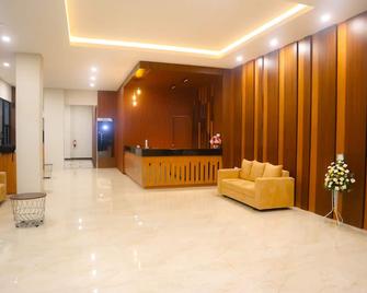Front One Hotel Gombong - Kebumen - Recepción