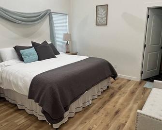 Forget your worries in this spacious and serene space. - Copperas Cove - Спальня