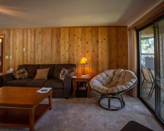 Condo w/ Pool; walk to Davis Beach, Ponderosa Park - McCall - Living room