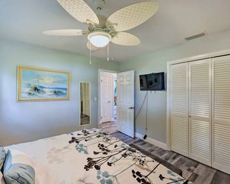 Angler's Haven in Crescent City w/ Boats & Dock - Crescent City - Bedroom