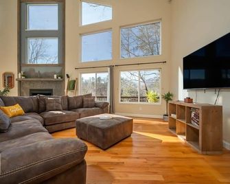 Lakeshore Retreat with Lake Lanier views & hot tub - Landrum - Living room