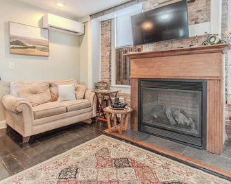 Charming 1-bedroom apartment D in lovely Sackets Harbor with WiFi, AC - Sackets Harbor - Living room