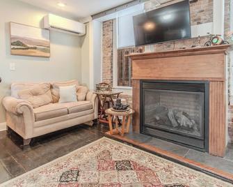 Charming 1-bedroom apartment D in lovely Sackets Harbor with WiFi, AC - Sackets Harbor - Living room