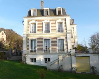 Residential flat in a former Etretat villa, in a big garden with free parking. - Étretat - Gebäude