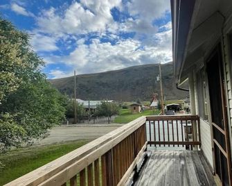 Goldbug Hot Springs Getaway, Cozy Cabin Great for Hot Springs, Fishing & Hunting! - Salmon - Balkon