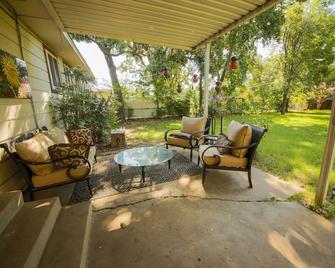Modern Farmhouse in Sand Springs - Sand Springs - Patio