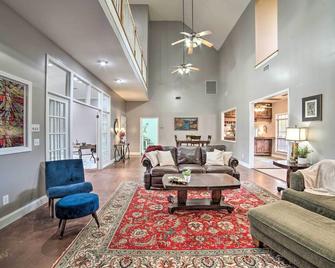 Starkvegas Clubhouse about 2 Mi to MSU Campus! - Starkville - Living room