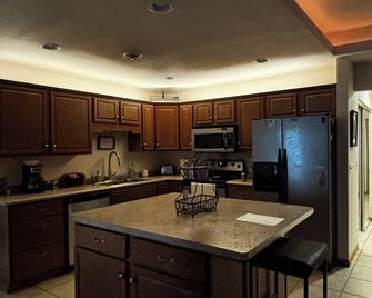 Cozy townhome in New Richmond, WI - New Richmond - Kitchen