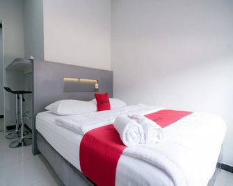 RedDoorz Plus Syariah @ Jalan Endro Suratmin Lampung - Бандар Лампунг