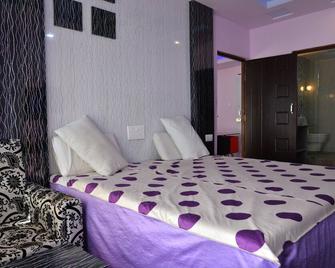 Hotel Ravi Teja - Adilabad - Bedroom