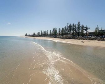 Brighton Beachfront Sanctuary - Retro Coastal Charm - Brighton - Beach