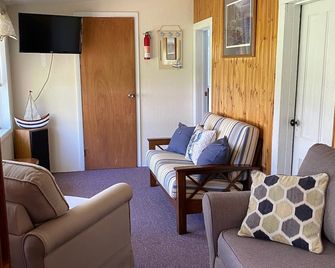 Charming, Lakefront Cottage With Mountain Views - North Hero - Living room