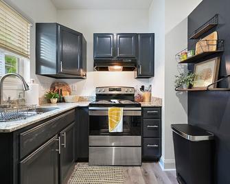 Cozy Cottage: Steps from LSU & Minutes to Downtown - Baton Rouge - Cocina