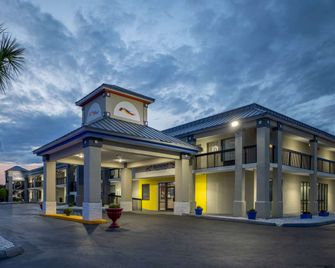 Baymont by Wyndham Covington - Covington - Gebäude