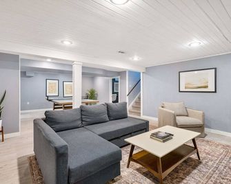 Stunning, Cozy & Wfh Optimized 4br/ 2ba! Welcome! - Troy - Living room