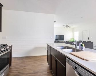 Contemporary Austin Home Near Downtown & Airport - Austin - Küche