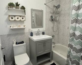 15 mins away from JFK airport, cozy 2 bedroom 1 bathroom apartment. - Queens