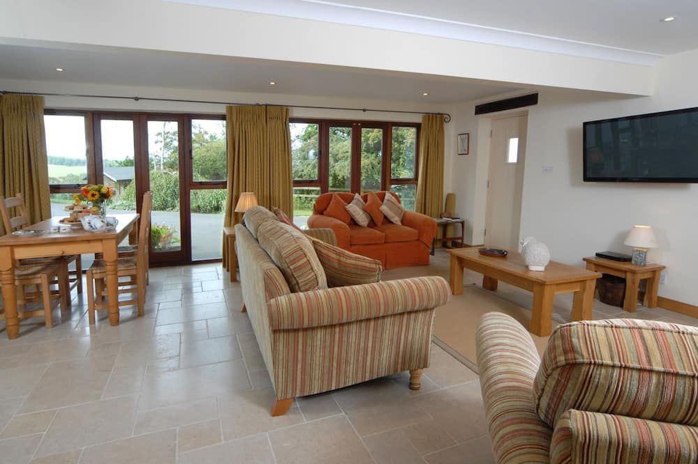 Sheepscombe Byre, sleeps 4 guests. This property boasts stunning views. - 百老匯 - 客廳