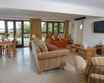 Sheepscombe Byre, sleeps 4 guests. This property boasts stunning views. - Broadway - Huiskamer