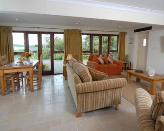 Sheepscombe Byre, sleeps 4 guests. This property boasts stunning views. - 百老匯 - 客廳