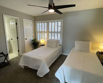 Azalea: 2 primary bedrooms w/ bathrooms - Augusta - Bedroom