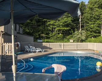 Birchmont Motel - Marquette - Pool