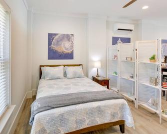 Coastal North Carolina Retreat Half Mile to Beach - Oak Island - Bedroom