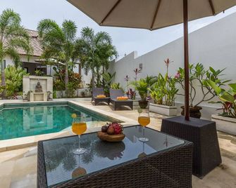 Villa Leelavadee - South Kuta - Pool