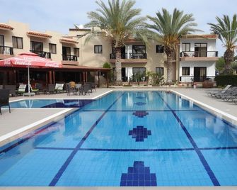 Anna Hotel Apartments - Пафос - Басейн
