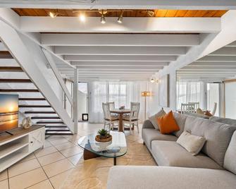 Chic 2-Bed Cabin-Style Home by Mooloolaba Beach - Mooloolaba - Living room