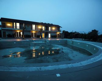A1 Tiger Resort - Khadsangi - Piscina