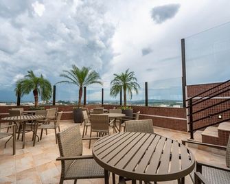 Via Garden Varginha Hotel - Varginha - Balcony