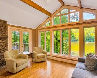 Pot Point Cabin-A Pmi Scenic City Vacation Rental - Chattanooga - Living room