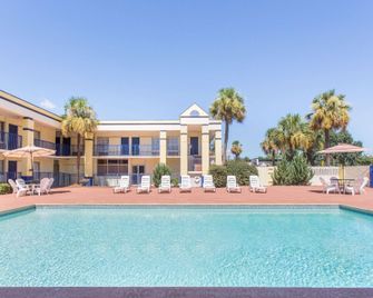 Days Inn by Wyndham Albany - Albany - Piscina