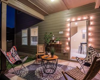 Spacious Retreat Home 5mi to dwtn, stocked kitchen, covered patio, nearby dining - San Antonio - Patio