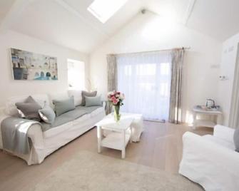 Luxury large room, fast wifi on 60 acres - Radstock - Living room
