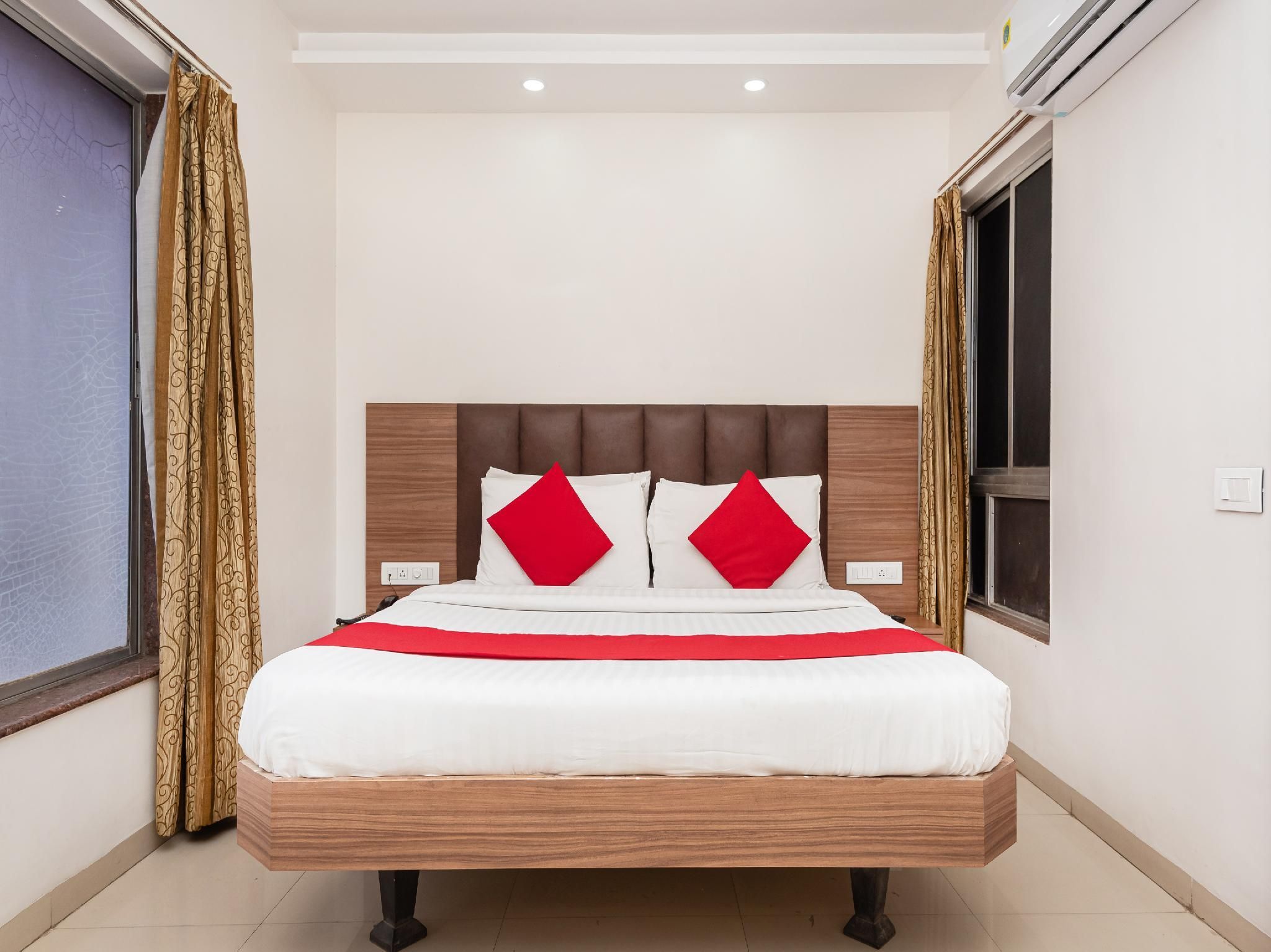 Hotel Balwas - Surat - Bedroom