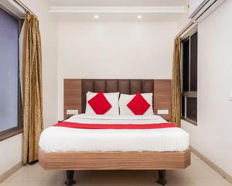 Hotel Balwas - Surat - Bedroom