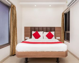 Hotel Balwas - Surat - Bedroom