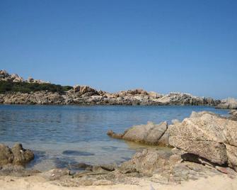 Res OLIVERAIE \'EMMA T3 / 2\'. In the shade of the olive trees, a few steps from the sea - Belvédère-Campomoro - Playa