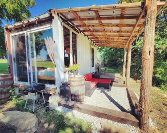 Rustic Container Accommodation for Glamping in Kentucky - Owenton - Patio