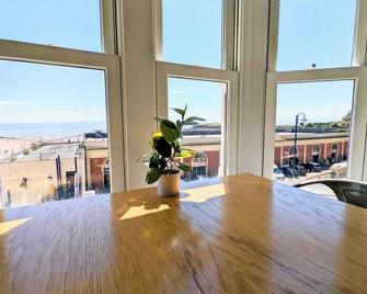 Barry Island Beachfront Apartment - Stunning Bay Views and Private Parking - Barry - Dining room