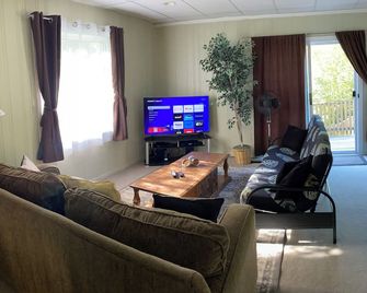 Family Friendly - Dual Suite Cottage in Sylvan Lake - Sylvan Lake - Living room