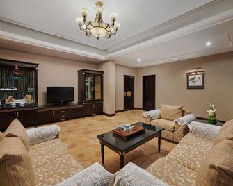 Fragrant Hill Empark Hotel - Beijing - Living room