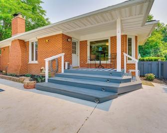 Charming Home w/ Pool + Deck ~ 9 Mi to UMich! - Ypsilanti - Edificio