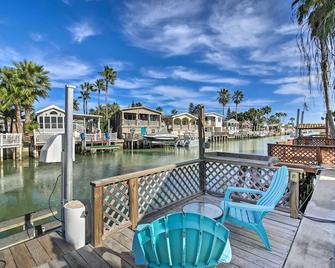 Furnished Deck Waterfront Port Isabel Cottage! - Port Isabel - Balcony