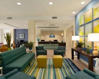Days Inn & Suites by Wyndham Altoona - Altoona